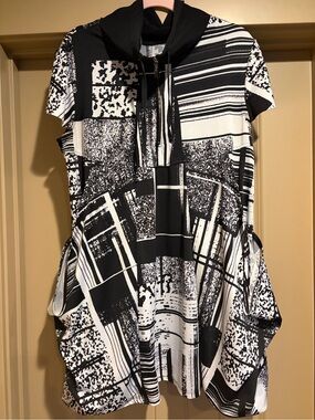Froccella Italy Artsy Abstract Graphic Tunic Hooded Dress Black White Pockets